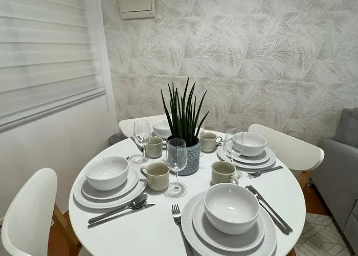 Modern Minimalist Luxe Retreat 2 Bedroom With Parking Apartment *