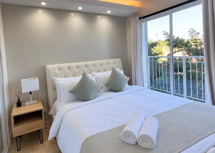 Modern Luxe 2 Bedroom Free Pool Access Parking And Netflix Manila